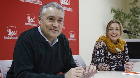 Manuel González Orviz y Mayca Barros en una rueda de prensa en la sede de IU