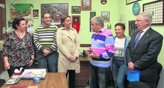 Carmen Moriyón y Manuel Arrieta, en la sede de la asociación de vecinos Los Ríos de Contrueces. 