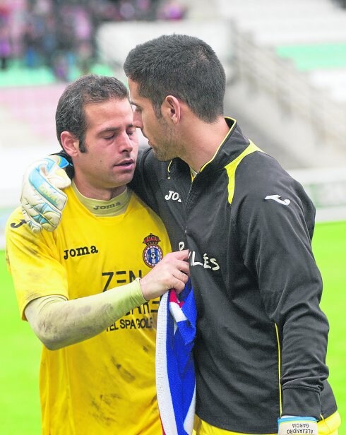 David es consolado por su compañero Alejandro nada más acabar el partido en Zamora.