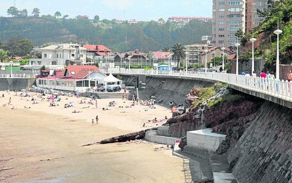Imagen de la playa de Salinas a la altura de El Balneario.
