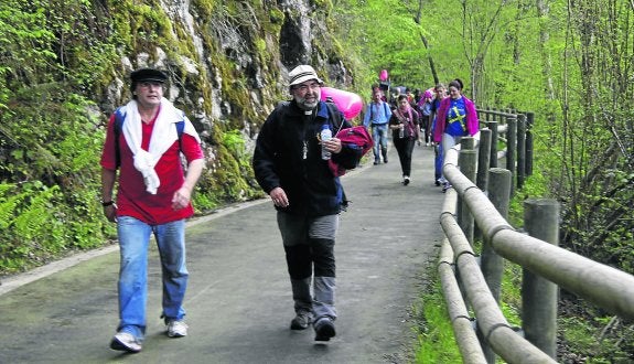 El arzobispo de Oviedo, Jesús Sanz Montes, seguido de varios jóvenes en una de las marchas anuales a Covadonga. 