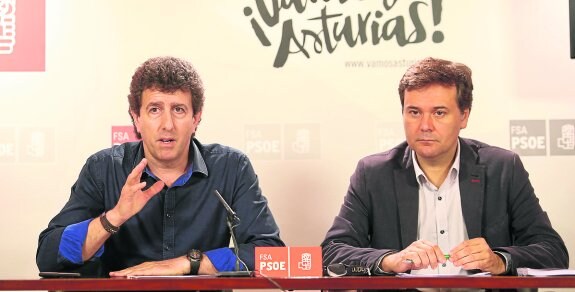 Jesús Gutiérrez y Francisco Blanco, ayer, en la presentación del programa electoral. 