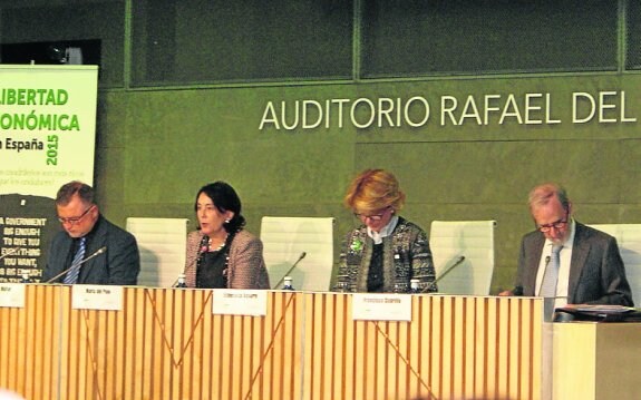 John Müller, María del Pino, Esperanza Aguirre y Francisco Cabrillo, ayer, durante la presentación del informe. 