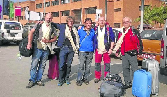 Sabino Fernández, Jesús Mosteirín, el guía Bhattarai Kumar Mahesh, Ángel Hernández Muñiz y Egidio García a su llegada a Nepal; días más tarde desaparecieron tras el terremoto en el valle de Langtang. 