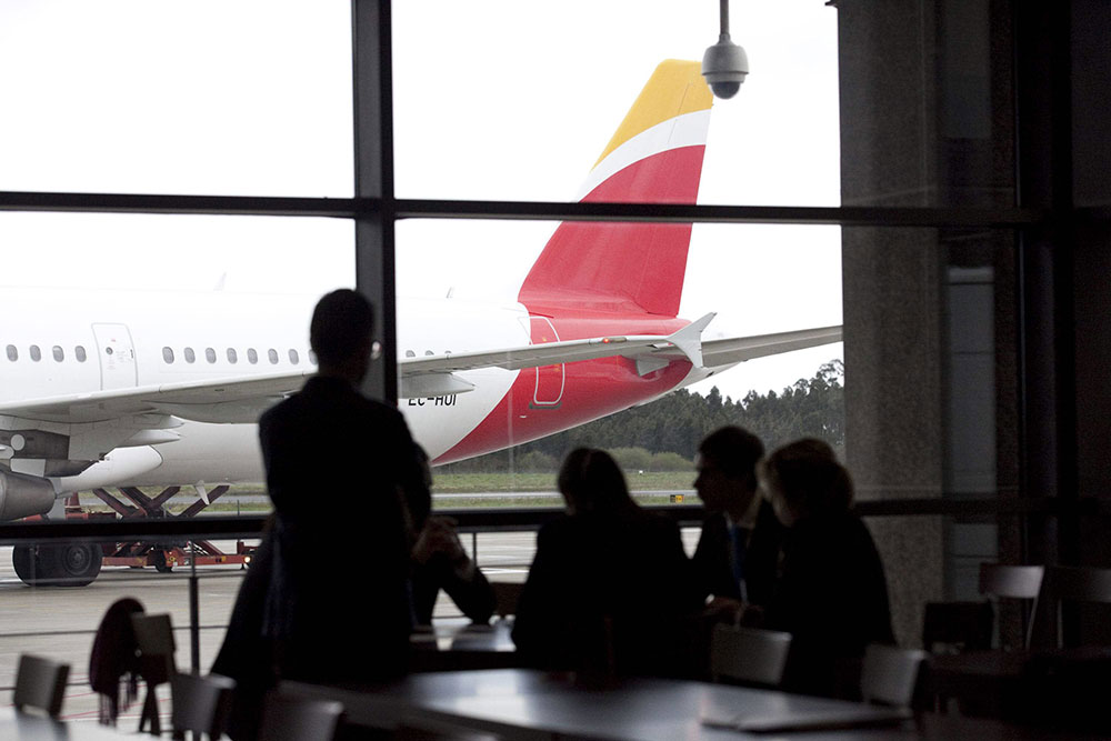 Un avión de Iberia en la pista del aeropuerto de Asturias.