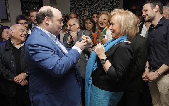 Mercedes Fernández y Agustín Iglesias Caunedo en Oviedo. 