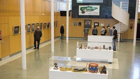 Exposición en la que se muestran fotografías y premios de la asociación en el Centro Municipal Pumarín Gijón-Sur. 