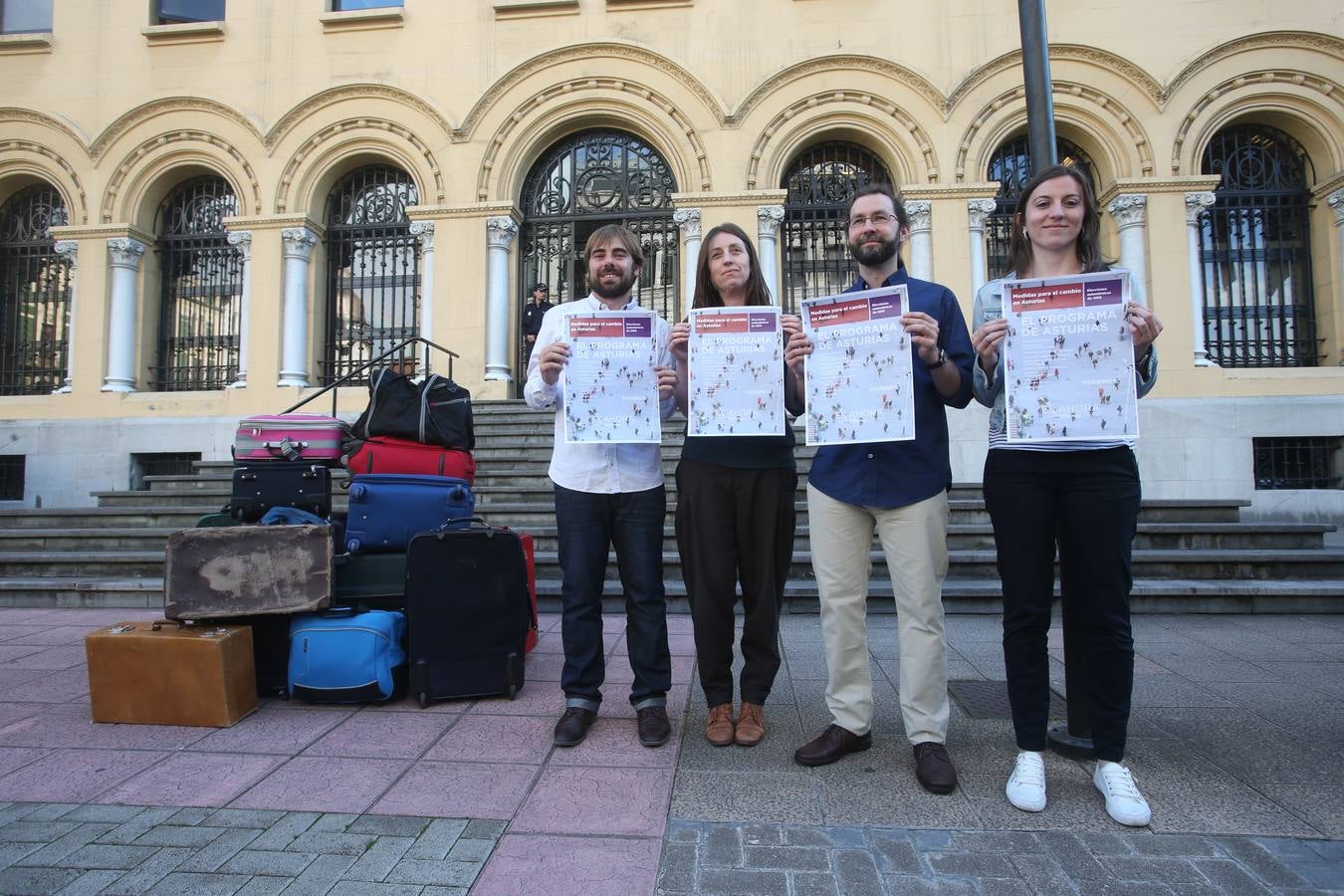 Candidatos de Podemos llevaron maletas a las puertas del edificio de Presidencia del Principado.