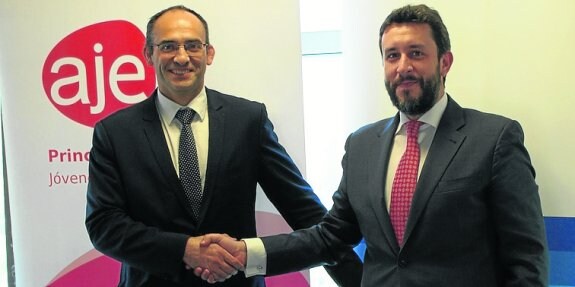 Javier Iglesias, de BBVA, y Jorge G. Arango, presidente de AJE. 