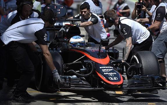 El McLaren de Alonso, a casi dos segundos de la cabeza