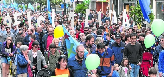 Un aspecto de la manifestación por la llingua que recorrió las calles de Oviedo. 