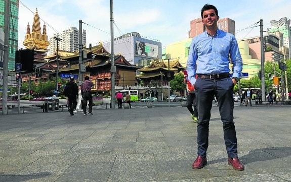 Álvaro Fernández, en una calle de la ciudad china.