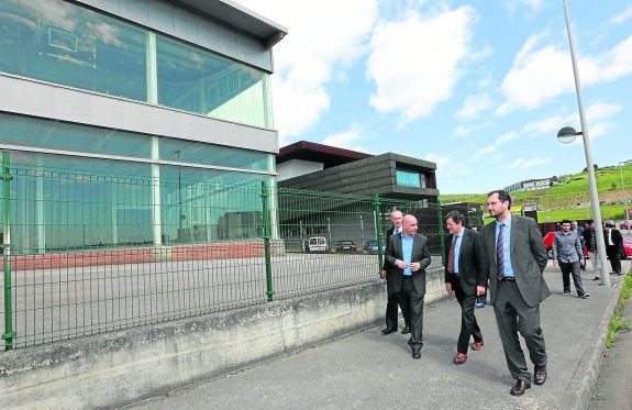 Javier Fernández fue informado de la puesta en marcha del nuevo edificio, en primer plano, de la 'Manzana del acero'. 