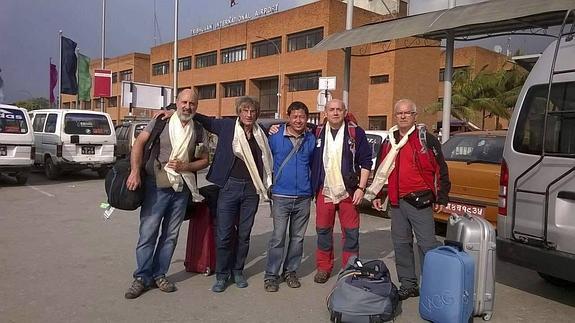 Sabino Fernández, Jesús Mosteirín, el guía Bhattarai Kumar Mahesh, Ángel Hernández Muñiz y Egidio García González a su llegada a Nepa. 