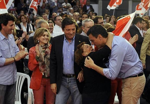 Pedro Sánchez, abrazado por una militante asistentes al mitin de Gijón con el candidato municipal.