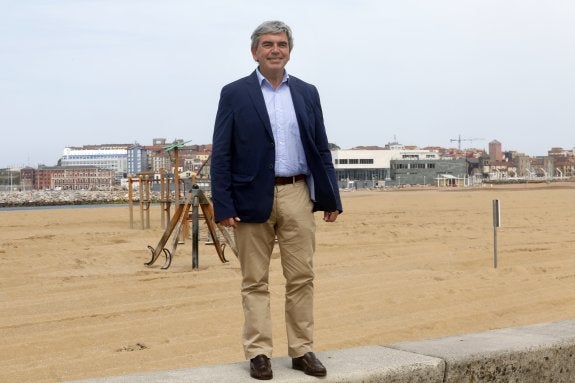 El candidato a la Alcaldía del PP, ayer en la playa de Poniente. 