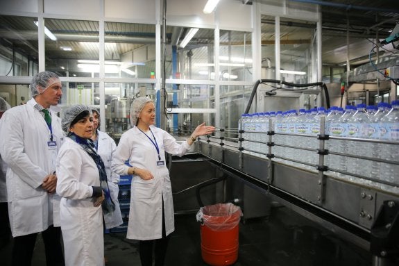 Cristina Coto, visitando ayer las instalaciones de Aguas de Fuensanta, en Nava. 