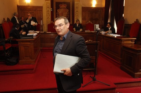 Ángel González, en abril de 2014, en la sala del TSJA. 