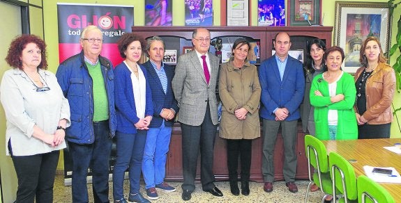 Moriyón, durante la reunión que mantuvo ayer con la directiva de la Unión de Comerciantes. 