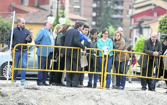 Belén Fernández y María Fernández, durante la visita a las obras del soterramiento. 