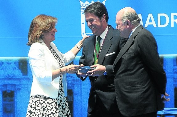Ana Botella entrega la distinción a Fernando Masaveu en presencia de Juan Abelló. 