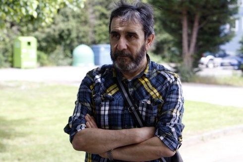 El abuelo de la pequeña Dana, ayer, en Pola de Laviana. 