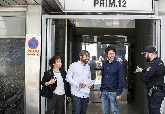 Miembros de Podemos, esta mañana en la Audiencia Nacional.