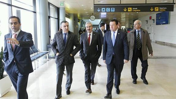 Graciano Torre abandona el aeropuerto asturiano.  