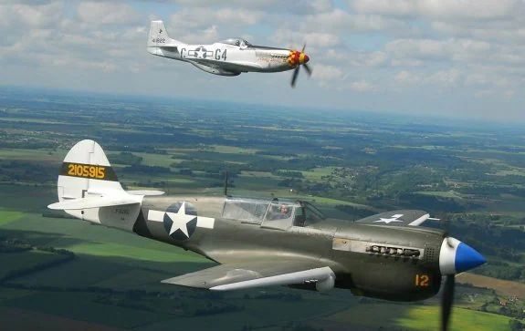 Dos aviones de la II Guerra Mundial que estarán en el Festival Aéreo. En primer plano, el P-40N5 Warhawk, inédito en Gijón, y detrás, el P-51 Mustang, presente ya en 2014. 