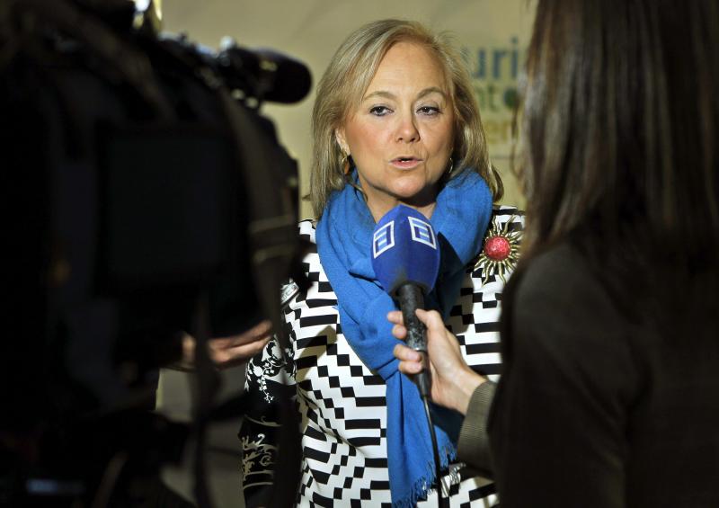 Mercedes Fernández, atendiendo a los medios.