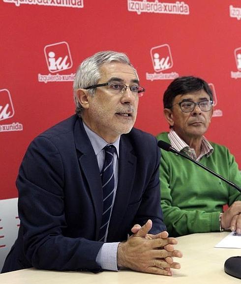 Gaspar Llamazares y Roberto Sánchez Ramos, durante la rueda de prensa. 