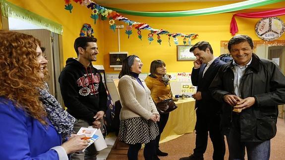 Javier Fernández en un acto en Gijón esta mañana junto a José María Pérez. 