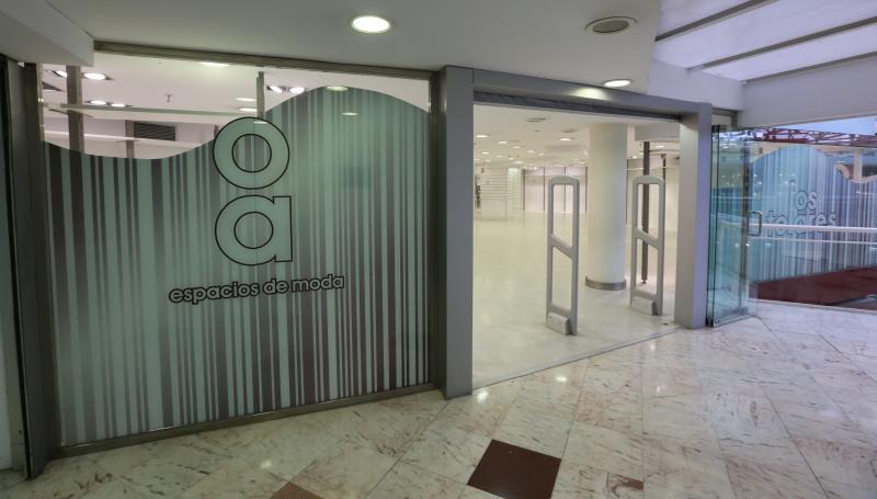 Exterior de la tienda que Los Telares tiene en El Atrio, practicamente vacía 