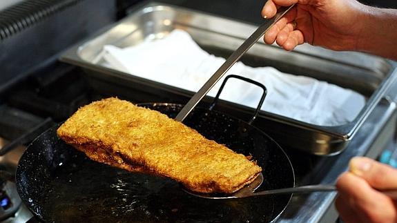 Un cachopo saliendo de la sartén en La Corte de Pelayo.