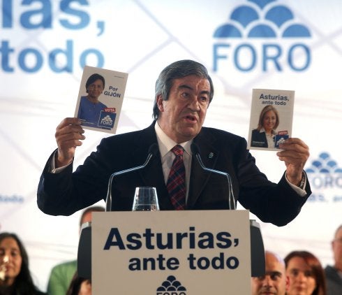 Cascos muestra los folletos de campaña de su partido. 