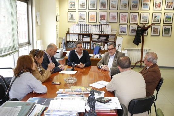 Candidatos de Foro Langreo, con empresarios del Nalón. 