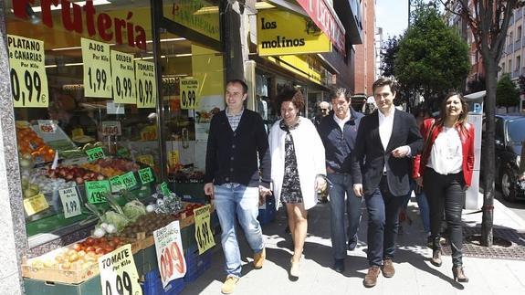 Javier Fernández y José María Pérez, durante la visita del presidente del Principado visita a Gijón. 