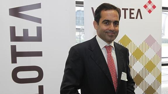 Carlos Muñoz, en un momento de su charla en el aeropuerto de Asturias. 