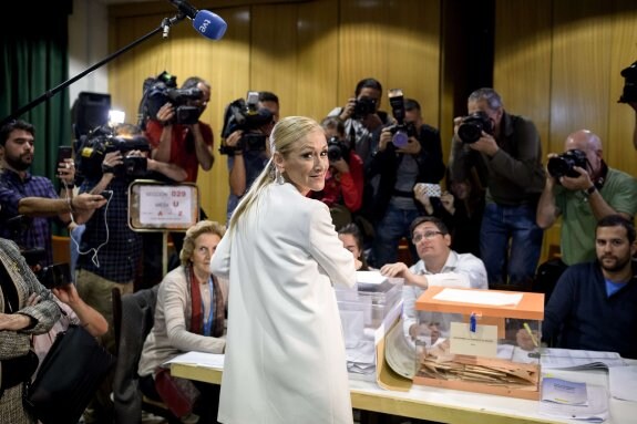 Cristina Cifuentes, en el momento de votar, ayer, en Madrid. 