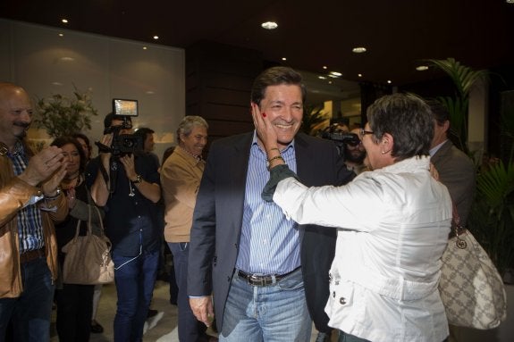 Javier Fernández recibe las felicitaciones de sus afiliados y simpatizantes tras conocer los resultados de las elecciones autonómicas. 