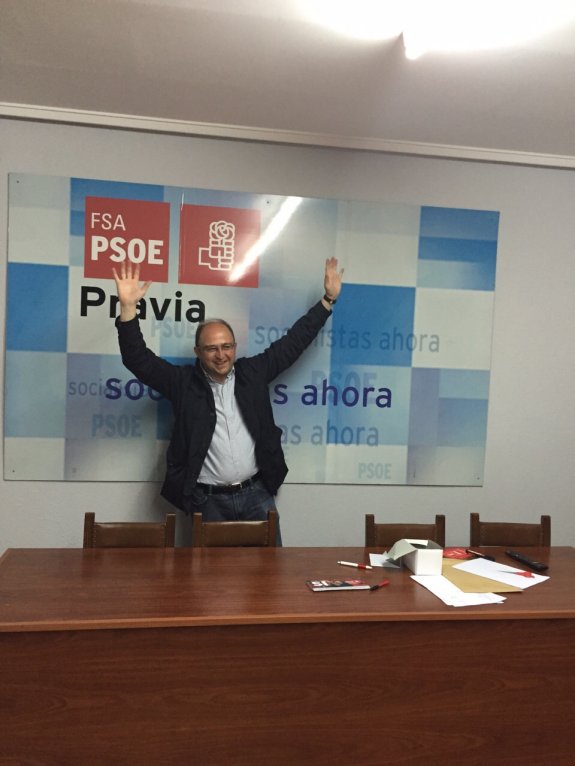 Antonio de Luis Solar, alcalde de Pravia, celebra su victoria. 
