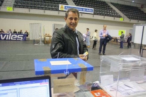 Juan Cuesta votó ayer en el pabellón de El Quirinal. 