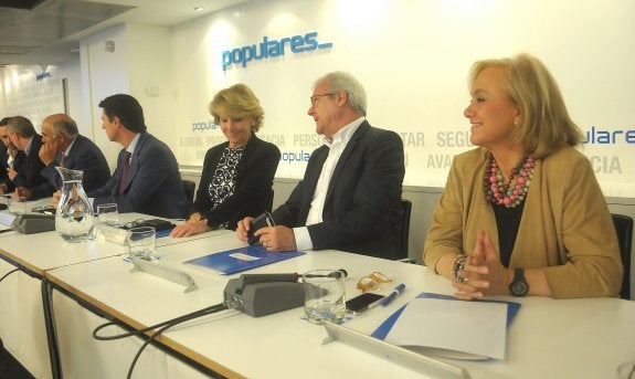 Mercedes Fernández, junto a Ramón Juan Valcárcel, y Esperanza Aguirre, ayer. 