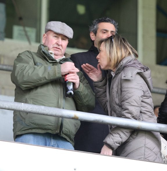 John Clarkson con su directora general y su gerente en el palco del Suárez Puerta.