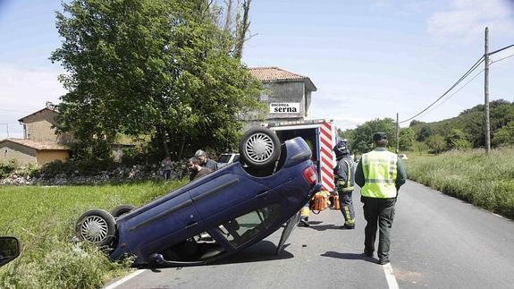 El Renault Megane que volcó ayer entre Celorio y Poo.