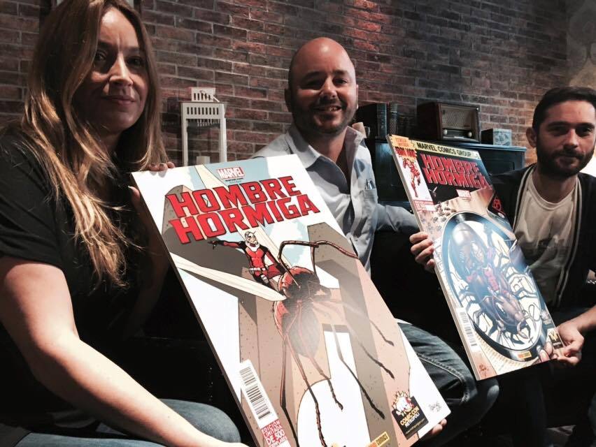 Los organizadores presentan las portadas con referencias a la ciudad.