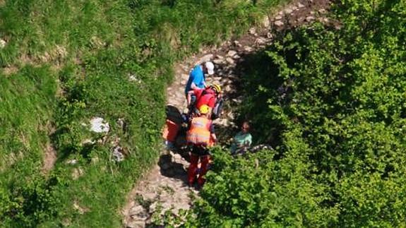 Los equipos de rescate atendiendo a la mujer en Cabrales.