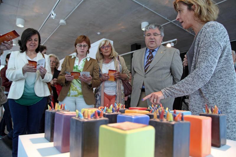 La consejera, a la izquierda, con la alcaldesa en funciones de Avilés, Pilar Varela, hoy en  la Muestra de Cerámica 