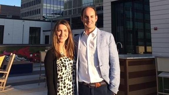 Saúl Menéndez y Silvia Regodón, con la ciudad a sus espaldas.