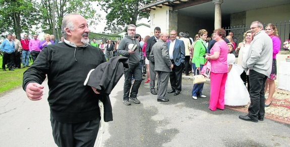 El padre Chus, en junio de 2013, el último día que ofició misa. 